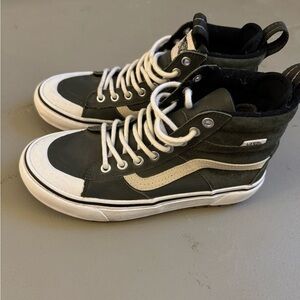Vans high tops women’s 7 men’s 5.5 forest green. Like new!
